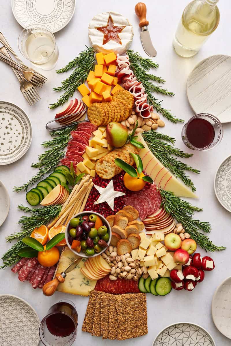 22 SIMPLE AND FESTIVE CHRISTMAS CHARCUTERIE BOARD IDEAS - Stylin by Sarita