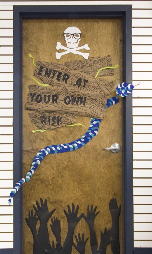 22 CREEPY-CUTE HALLOWEEN DORM DOOR DECORATIONS