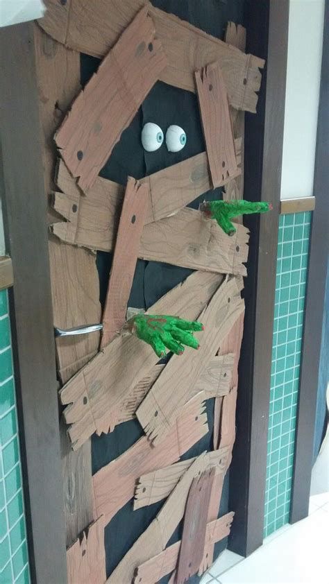 22 CREEPY-CUTE HALLOWEEN DORM DOOR DECORATIONS