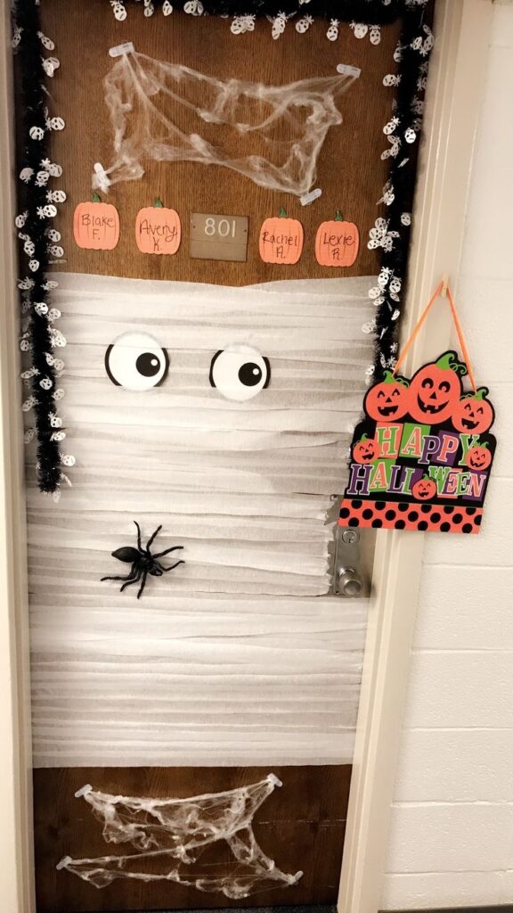 22 CREEPY-CUTE HALLOWEEN DORM DOOR DECORATIONS