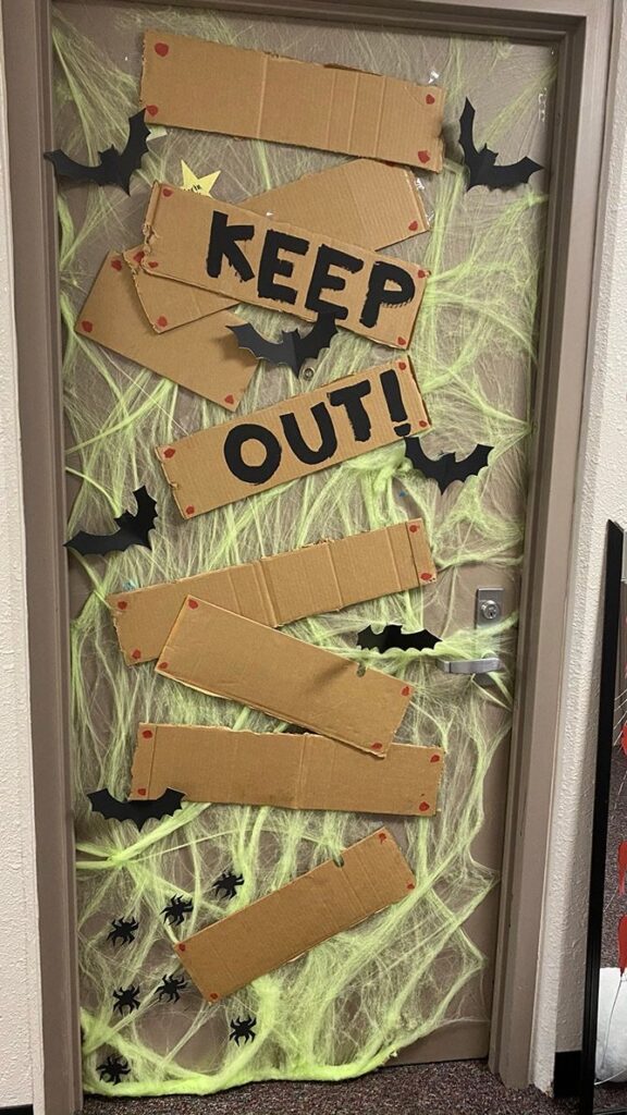 22 CREEPY-CUTE HALLOWEEN DORM DOOR DECORATIONS