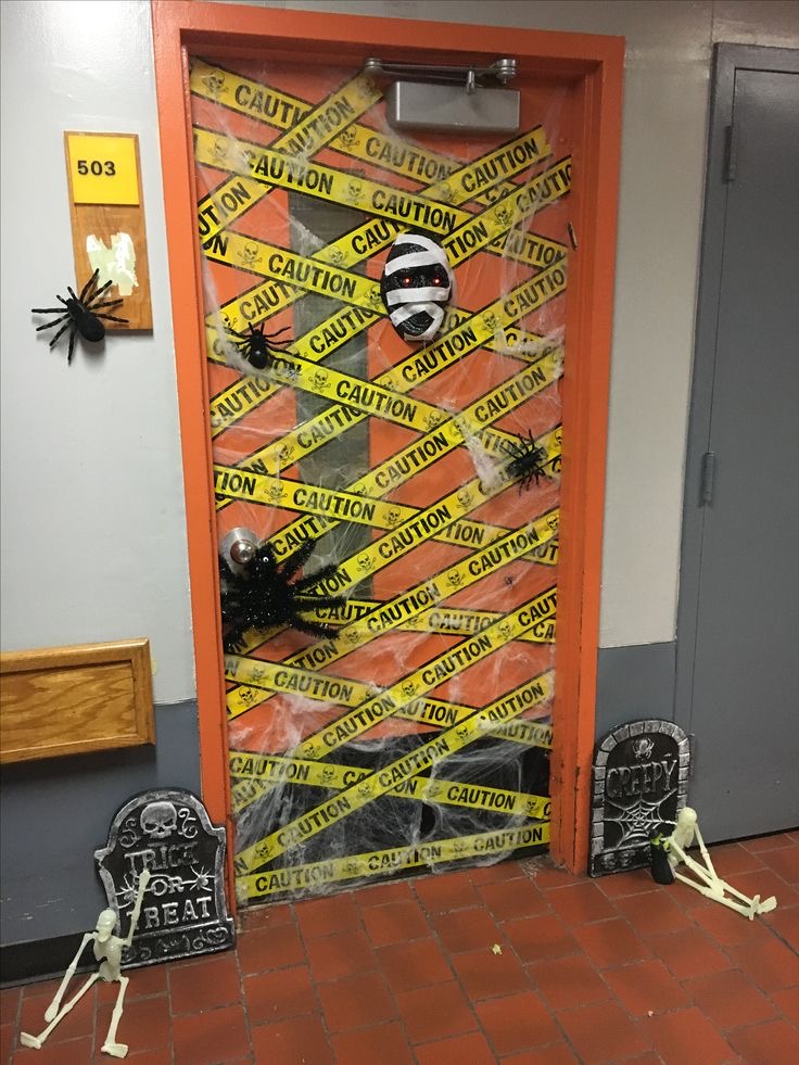 22 CREEPY-CUTE HALLOWEEN DORM DOOR DECORATIONS