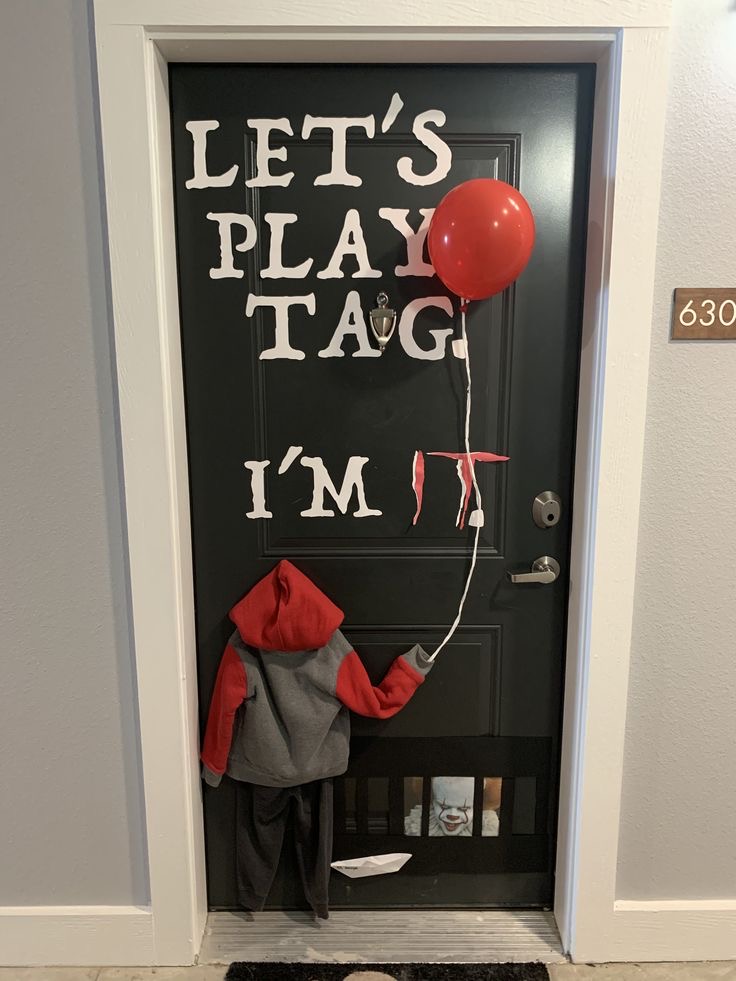 22 CREEPY-CUTE HALLOWEEN DORM DOOR DECORATIONS