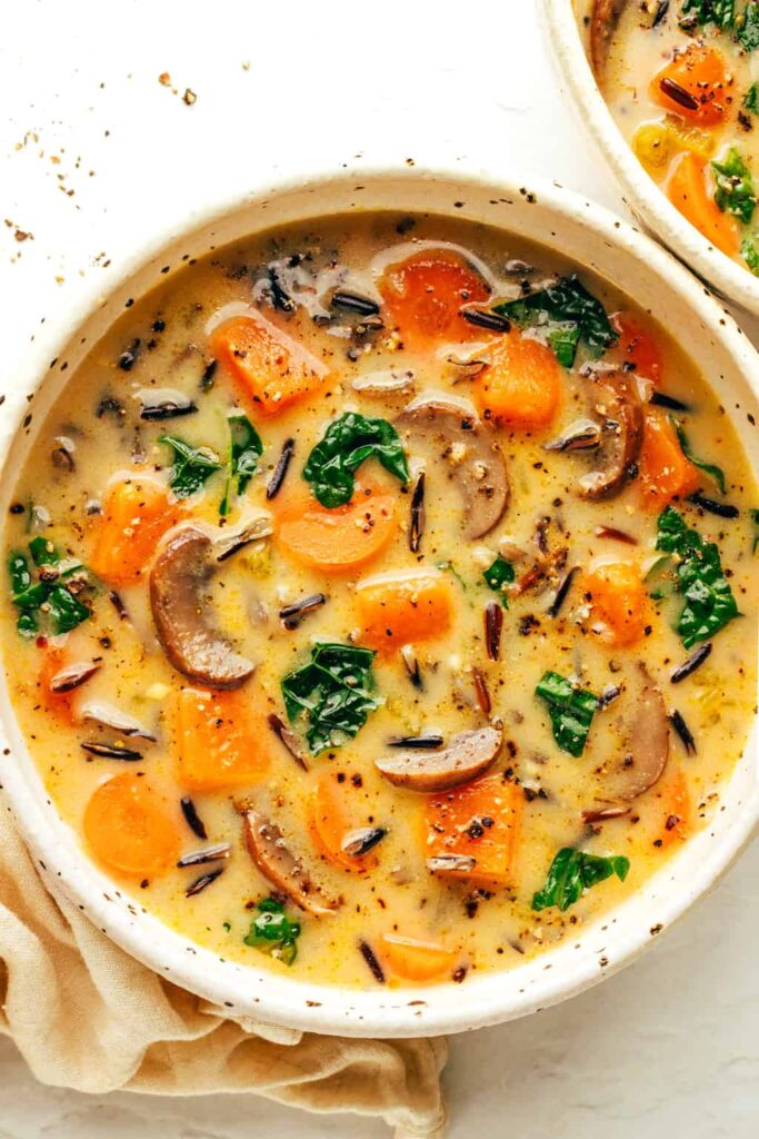 Warm up during those cold autumn nights with these 32 delicious fall dinner ideas. From chicken recipes, pasta recipes, steaming hot soups, and lots of recipes with pumpkin and butternut squash, you'll definitely find at least one fall meal ideas you love!