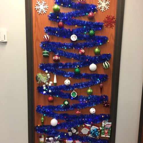 35 CUTEST CHRISTMAS DOOR DECORATING IDEAS