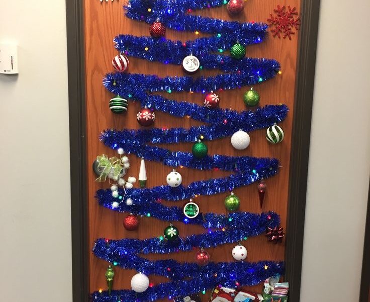 35 CUTEST CHRISTMAS DOOR DECORATING IDEAS