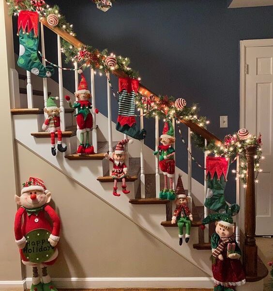 38 MAGICAL CHRISTMAS STAIRCASE DECOR IDEAS