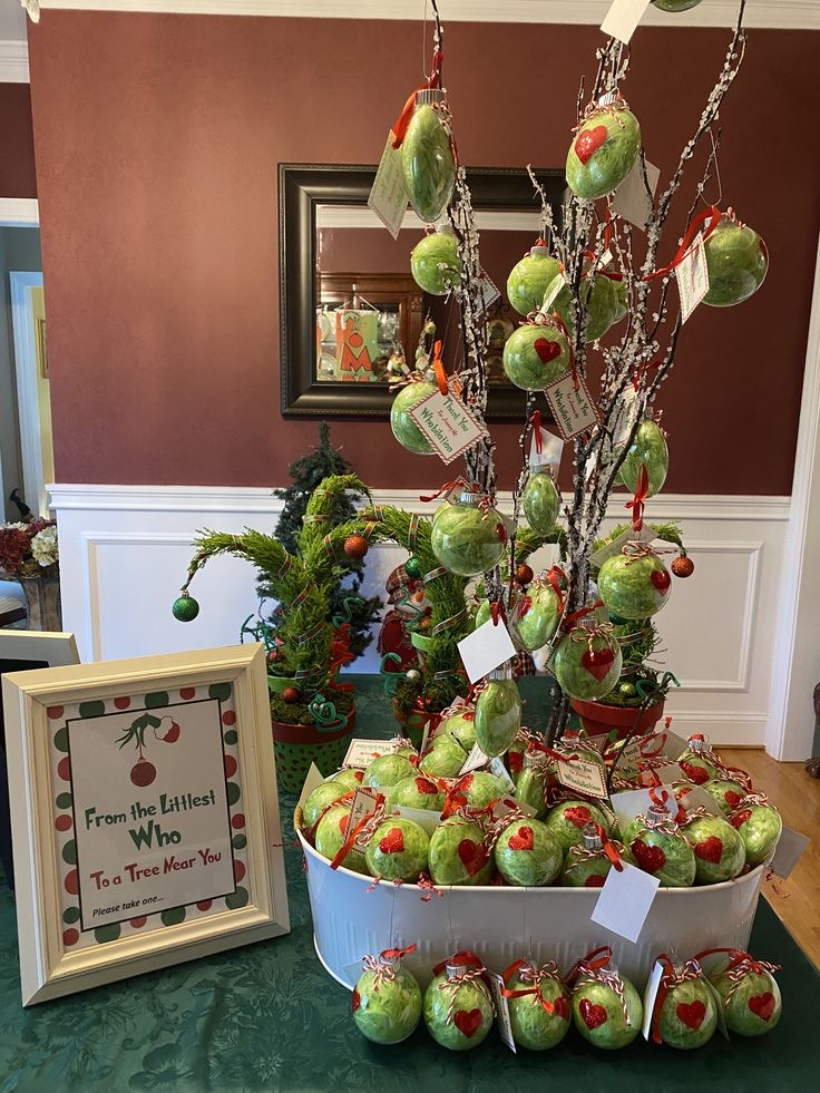 DIY GRINCH CENTERPIECE IDEAS